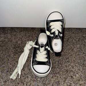 Toddler Black/White Sneakers size 6